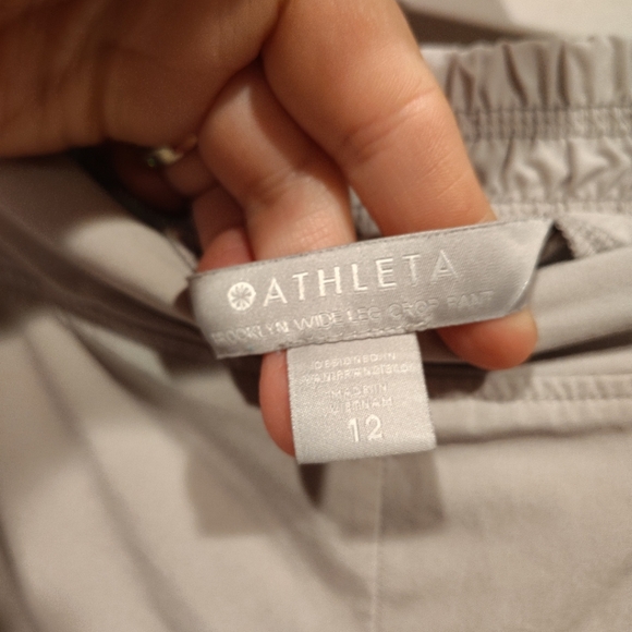 Athleta Brooklyn Wide Leg Crop Pull-On Pants Sz 12 Lightweight Casual Travel - Picture 2 of 7